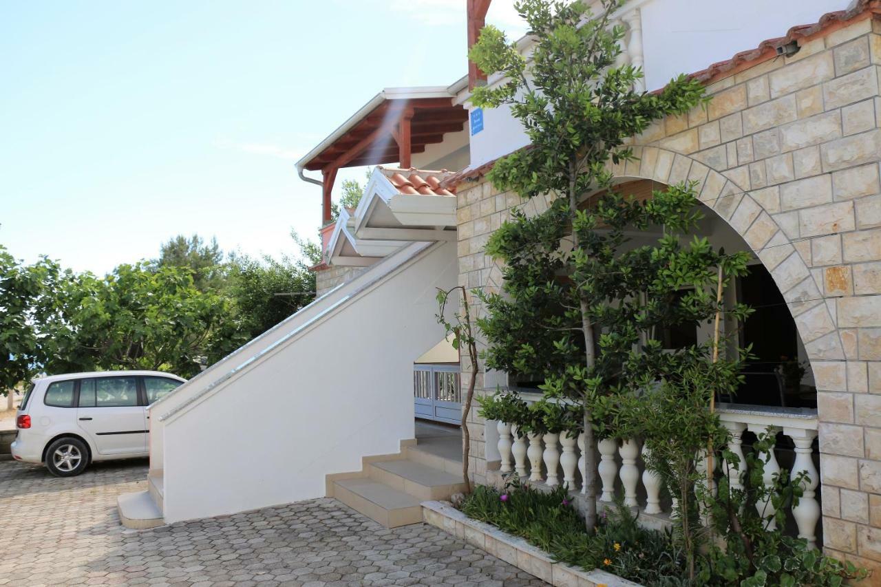 Apartments Vir Delfin Exterior photo